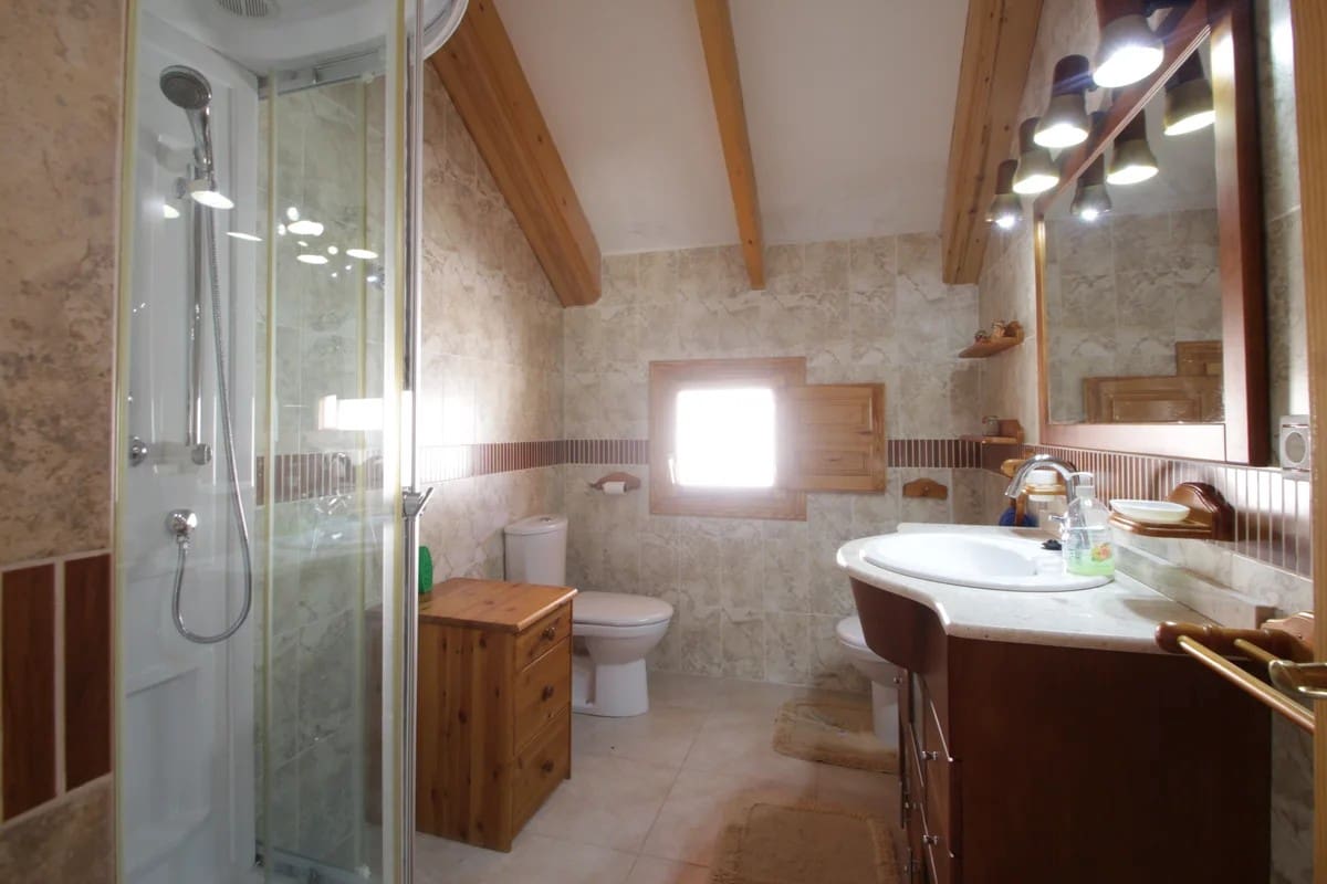 5 bedroom Villa for sale in Confrides with pool garage - € 380,000 (Ref: 9847960)
