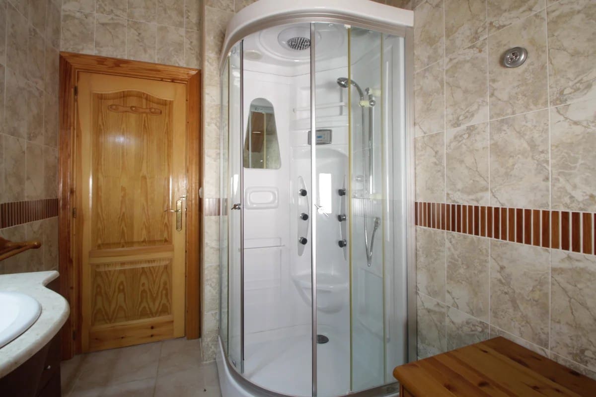 5 bedroom Villa for sale in Confrides with pool garage - € 380,000 (Ref: 9847960)