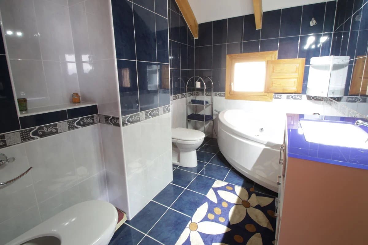 5 bedroom Villa for sale in Confrides with pool garage - € 380,000 (Ref: 9847960)