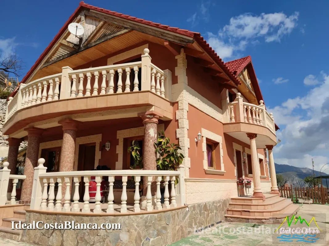 5 bedroom Villa for sale in Confrides with pool garage - € 380,000 (Ref: 9847960)