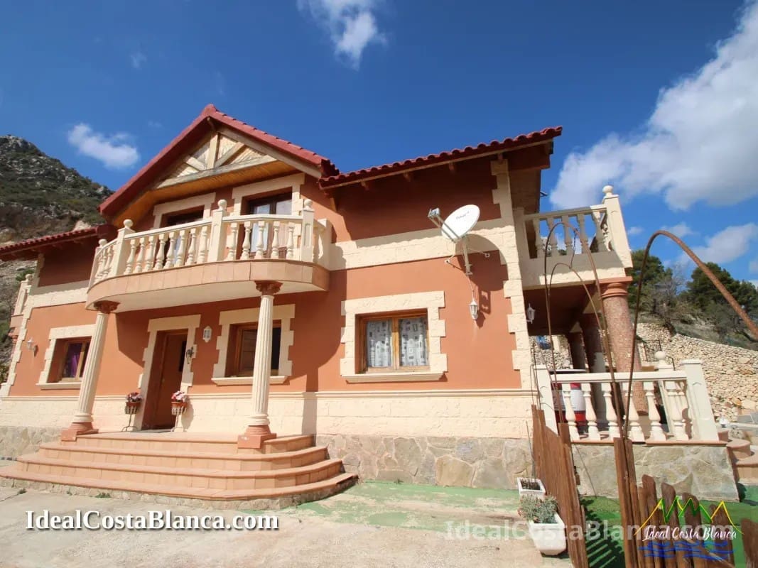 5 bedroom Villa for sale in Confrides with pool garage - € 380,000 (Ref: 9847960)