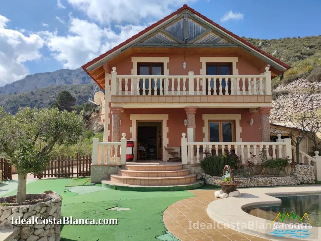 5 bedroom Villa for sale in Confrides with pool garage - € 380,000 (Ref: 9847960)