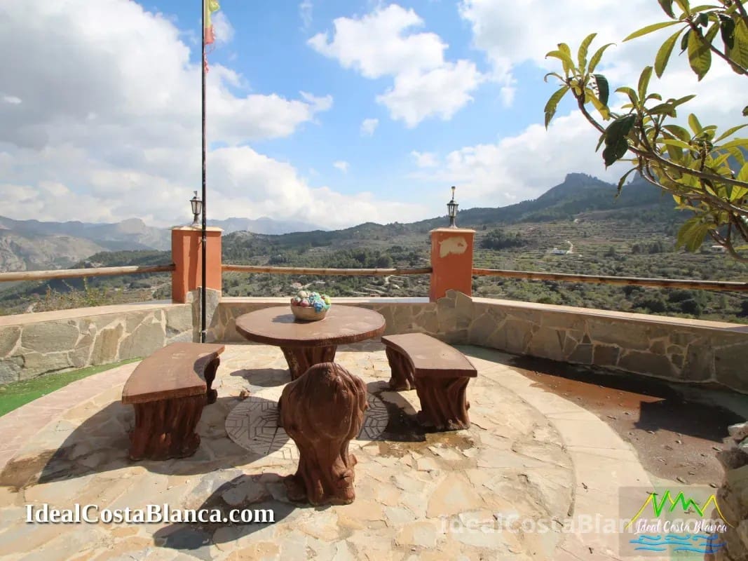 5 bedroom Villa for sale in Confrides with pool garage - € 380,000 (Ref: 9847960)