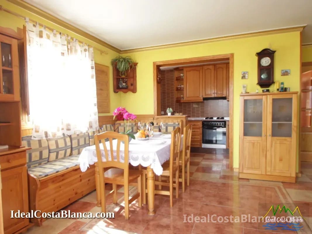 5 bedroom Villa for sale in Confrides with pool garage - € 380,000 (Ref: 9847960)