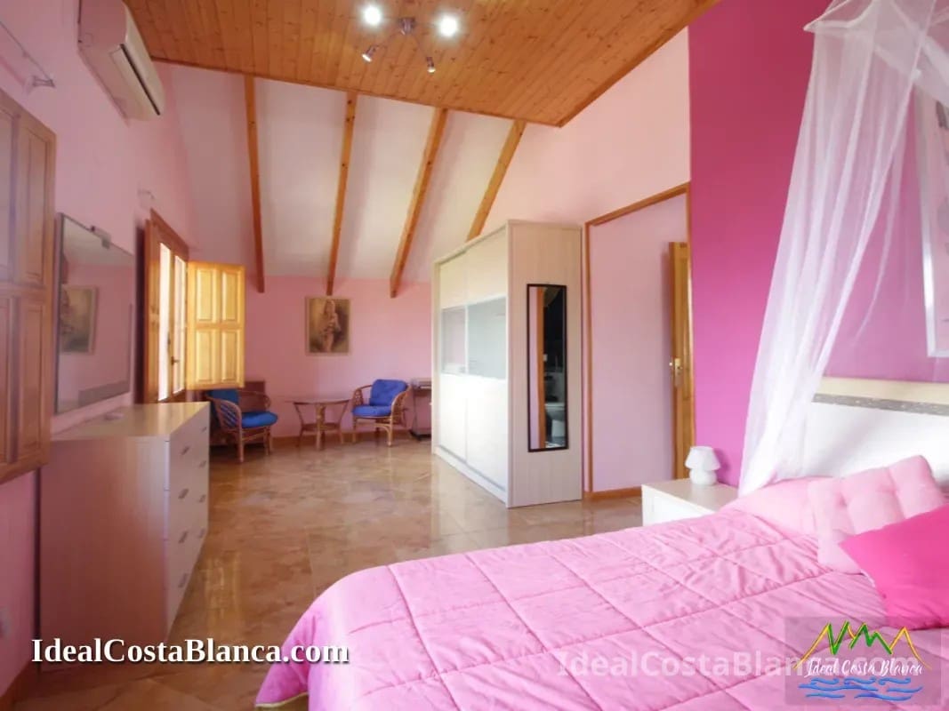 5 bedroom Villa for sale in Confrides with pool garage - € 380,000 (Ref: 9847960)