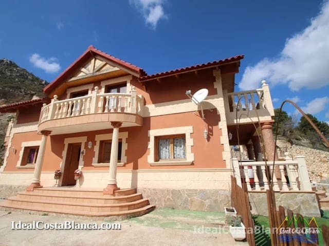 Chalet de 5 habitaciones en Confrides en venta con piscina garaje - 380.000 € (Ref: 9847960)