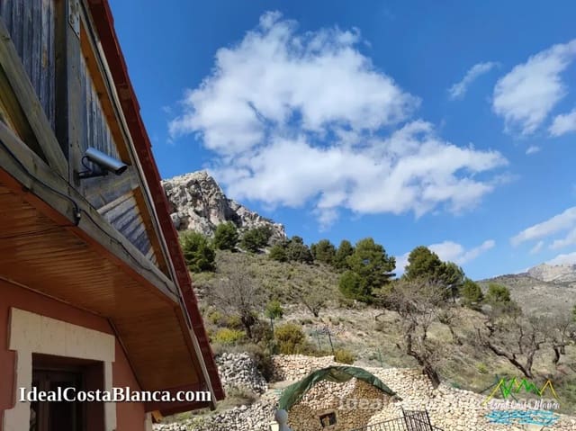 Chalet de 5 habitaciones en Confrides en venta con piscina garaje - 380.000 € (Ref: 9847960)