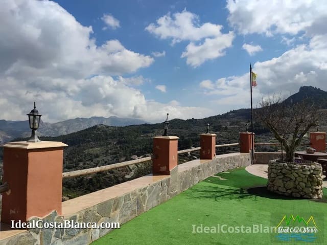 Chalet de 5 habitaciones en Confrides en venta con piscina garaje - 380.000 € (Ref: 9847960)