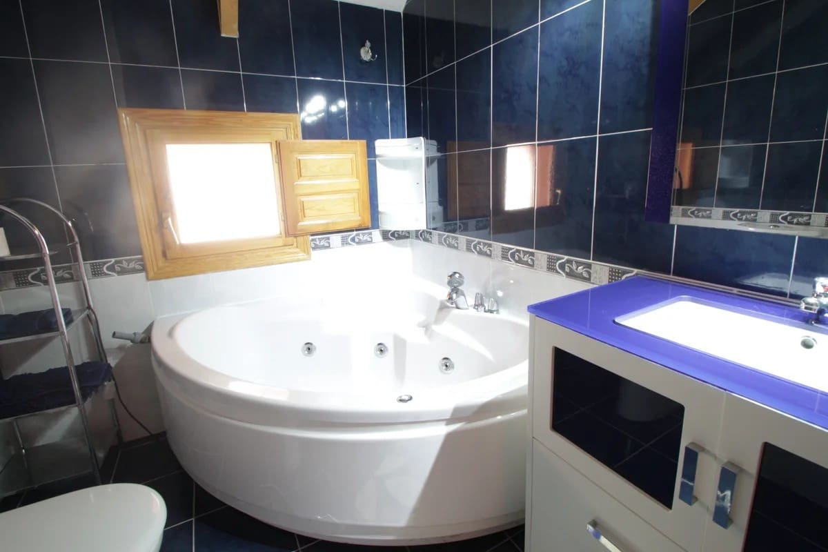 5 bedroom Villa for sale in Confrides with pool garage - € 380,000 (Ref: 9847960)