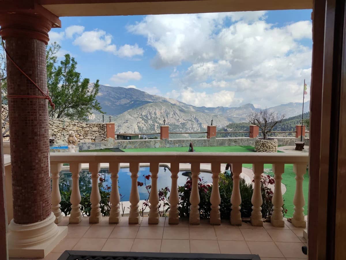 5 bedroom Villa for sale in Confrides with pool garage - € 380,000 (Ref: 9847960)