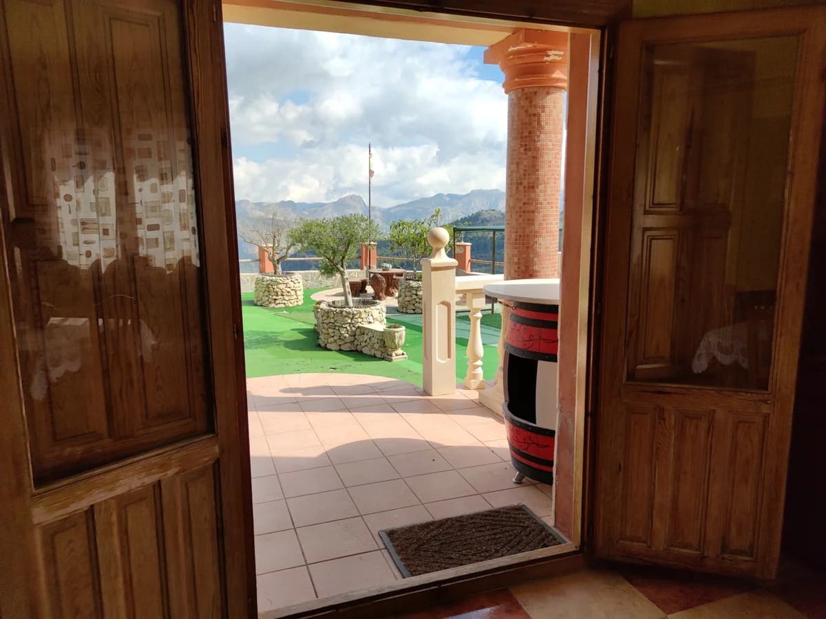 5 bedroom Villa for sale in Confrides with pool garage - € 380,000 (Ref: 9847960)