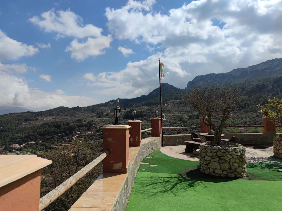 5 bedroom Villa for sale in Confrides with pool garage - € 380,000 (Ref: 9847960)