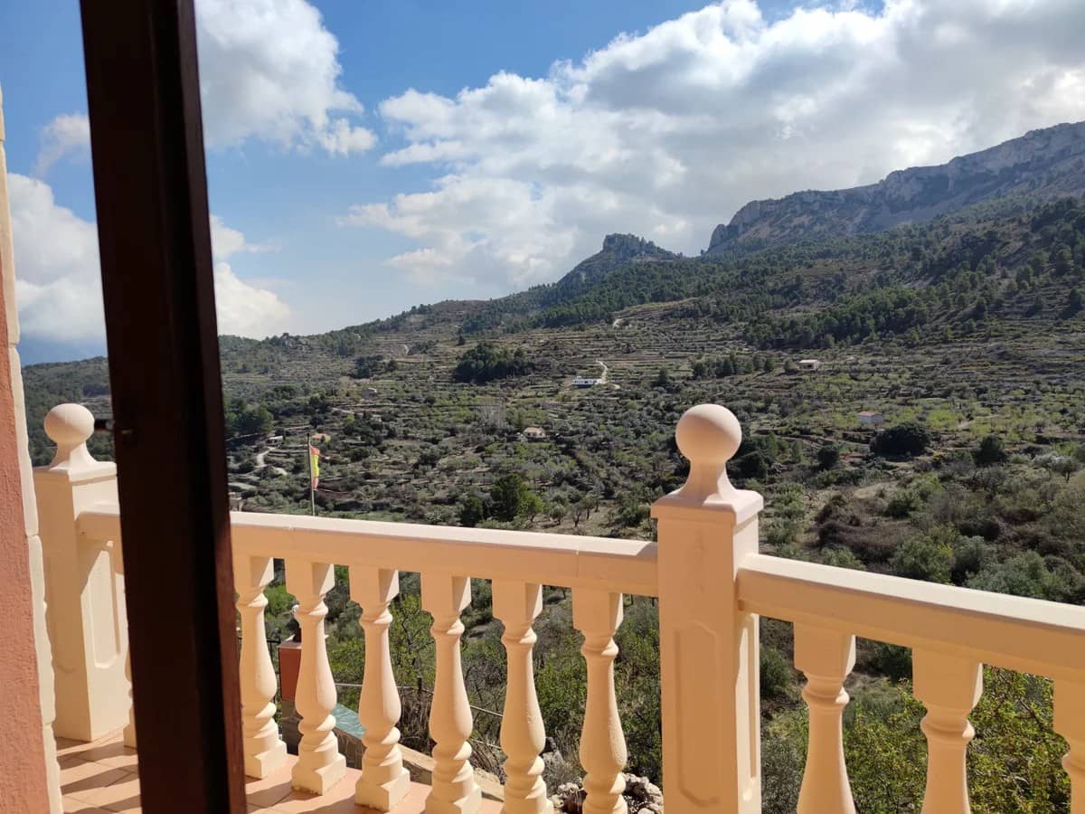 5 bedroom Villa for sale in Confrides with pool garage - € 380,000 (Ref: 9847960)