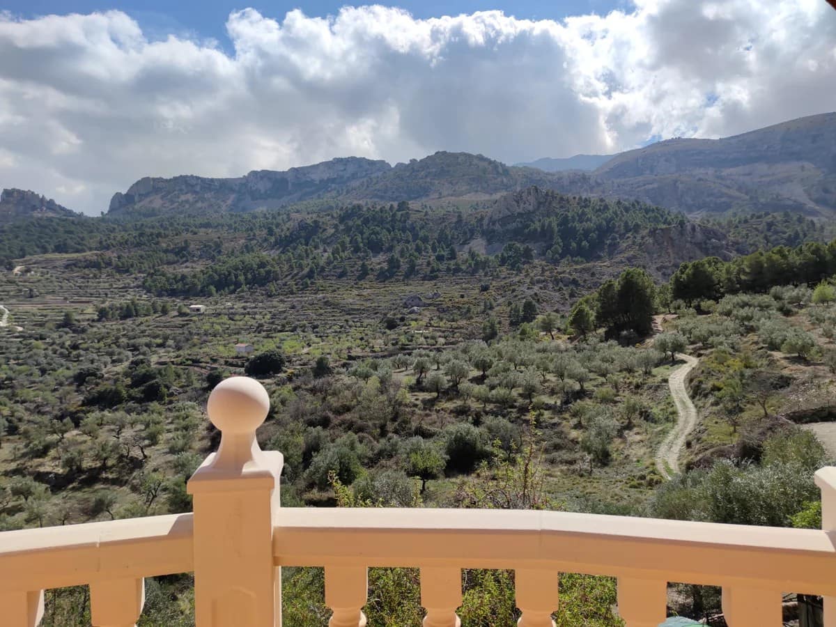 5 bedroom Villa for sale in Confrides with pool garage - € 380,000 (Ref: 9847960)