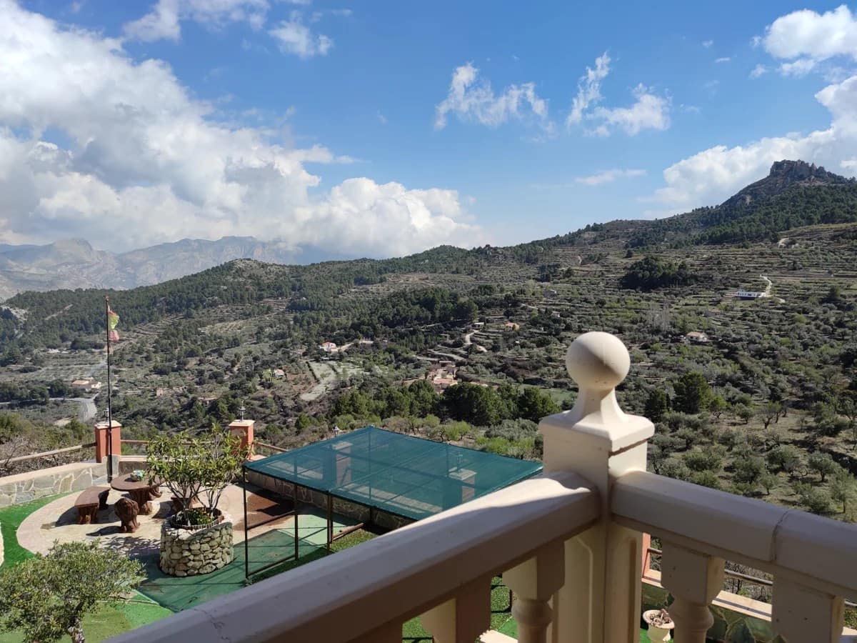 5 bedroom Villa for sale in Confrides with pool garage - € 380,000 (Ref: 9847960)