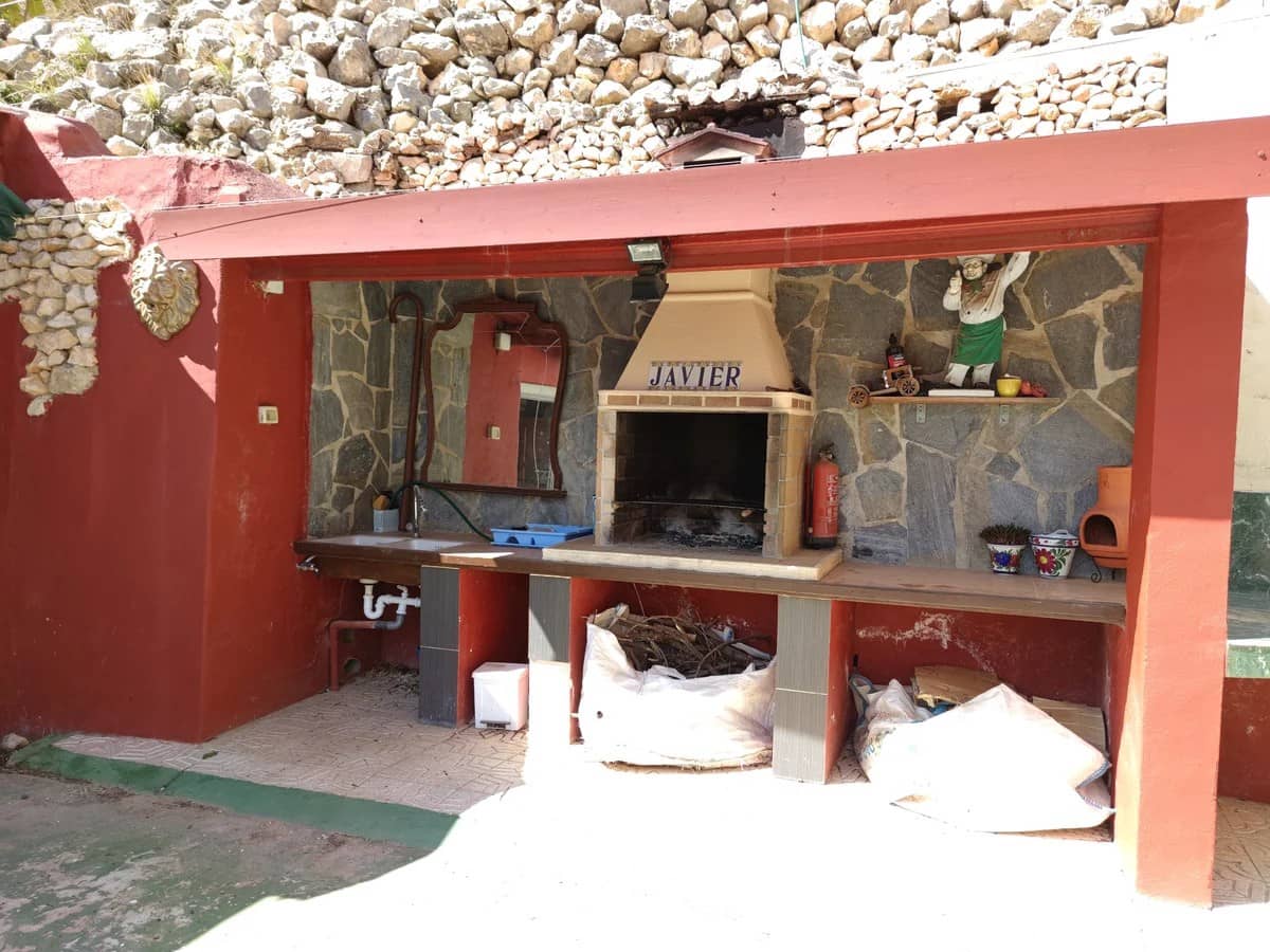 5 bedroom Villa for sale in Confrides with pool garage - € 380,000 (Ref: 9847960)