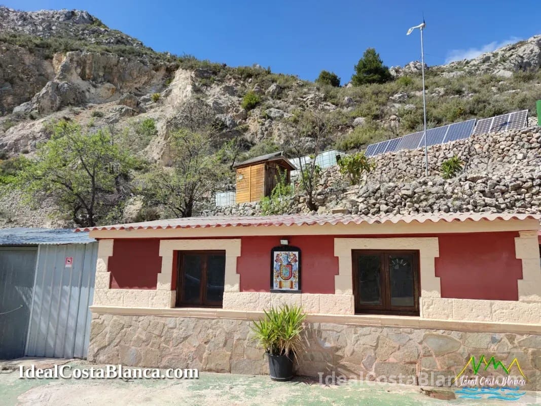 5 bedroom Villa for sale in Confrides with pool garage - € 380,000 (Ref: 9847960)