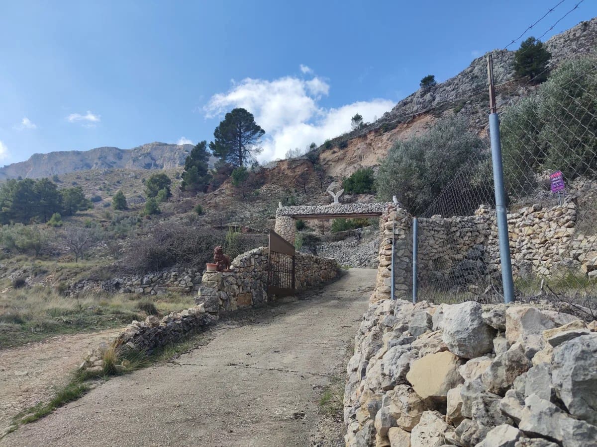 5 bedroom Villa for sale in Confrides with pool garage - € 380,000 (Ref: 9847960)