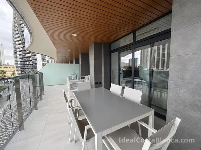 Apartamento de 3 habitaciones en Benidorm en venta con piscina garaje - 649.000 € (Ref: 9847962)