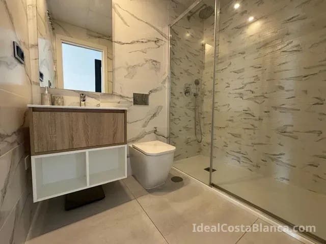 Apartamento de 3 habitaciones en Benidorm en venta con piscina garaje - 649.000 € (Ref: 9847962)