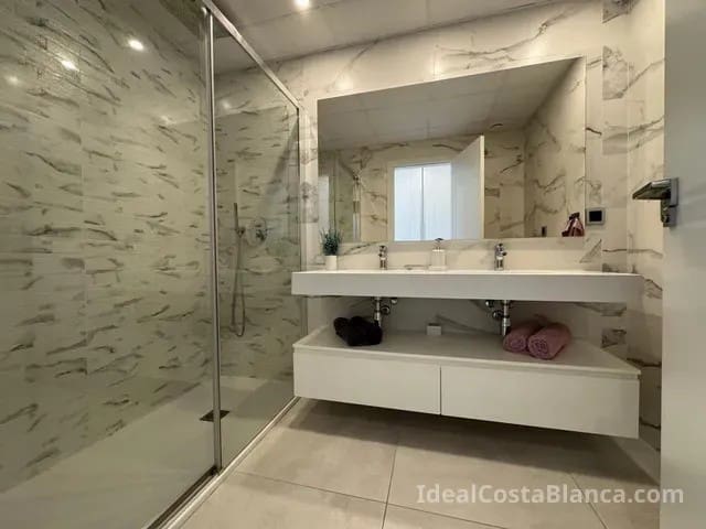 Apartamento de 3 habitaciones en Benidorm en venta con piscina garaje - 649.000 € (Ref: 9847962)