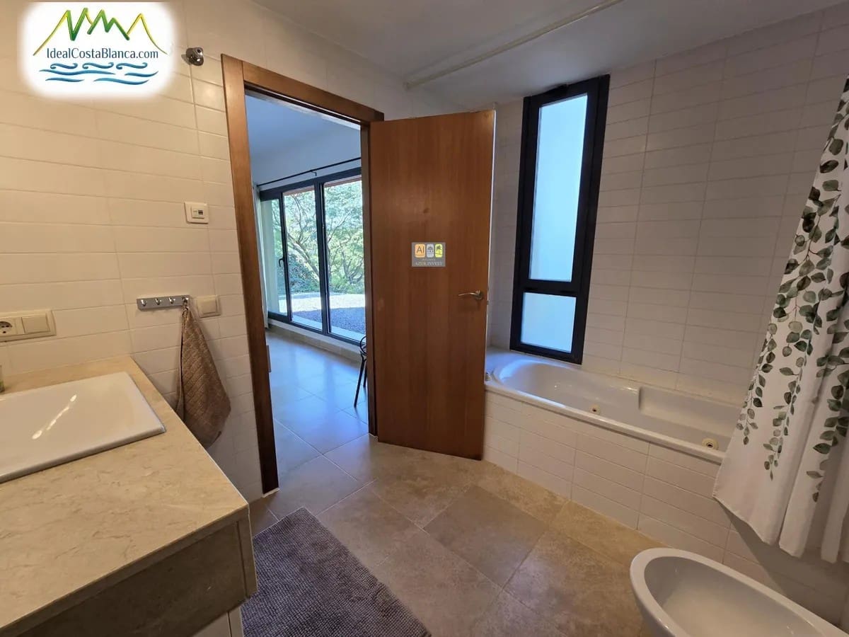 3 makuuhuone Omakotitalo myytävänä paikassa Altea mukana uima-altaan - 475 000 € (Ref: 9847973)