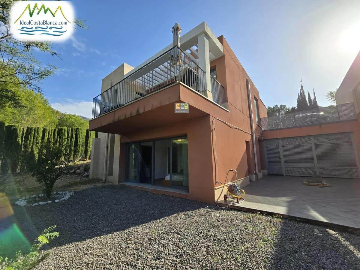 3 makuuhuone Omakotitalo myytävänä paikassa Altea mukana uima-altaan - 475 000 € (Ref: 9847973)