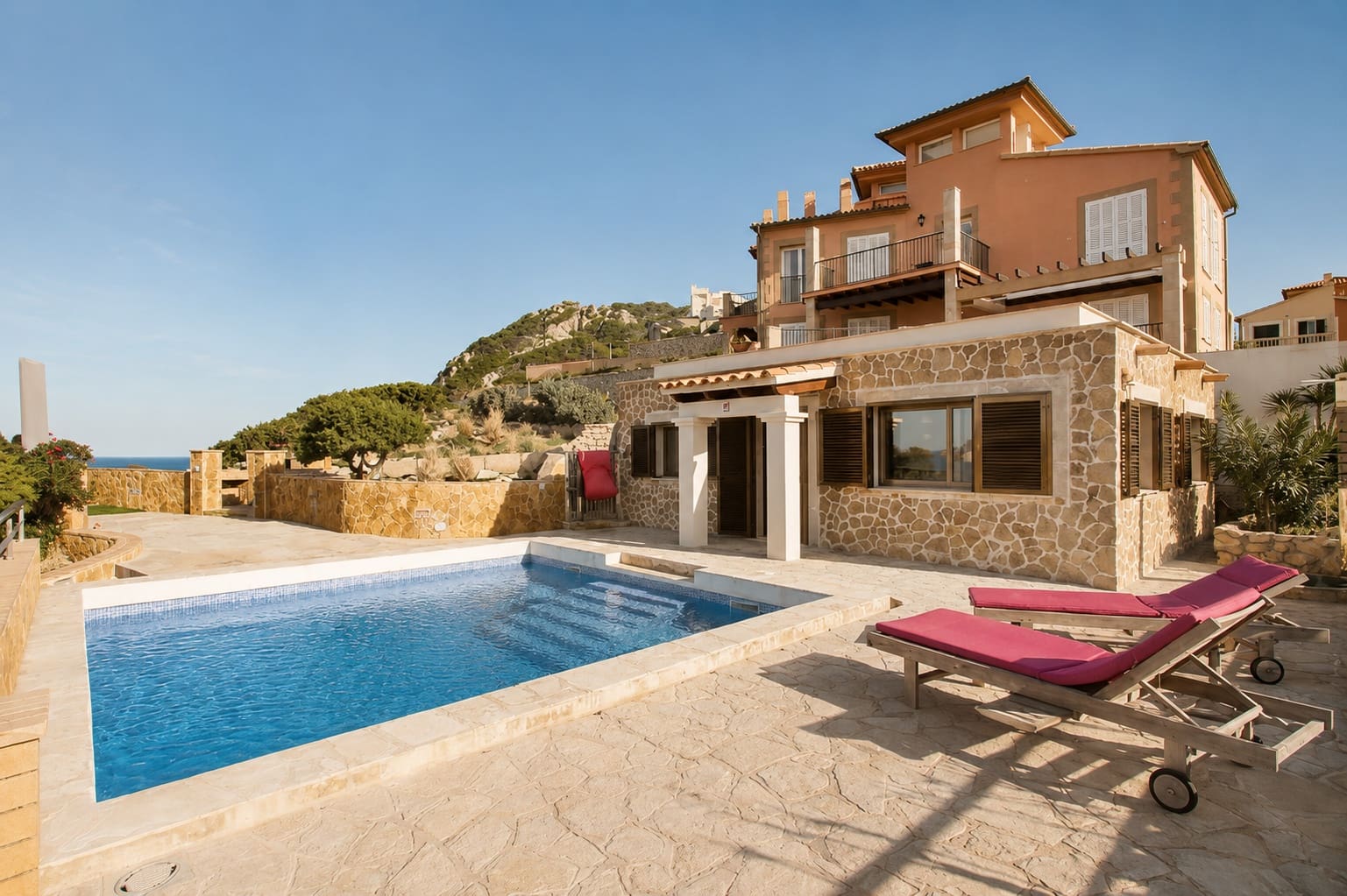 4 sovrum Villa till salu i Cala Ratjada med pool - 1 870 000 € (Ref: 9860753)