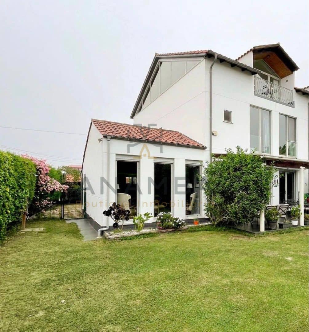 5 bedroom Semi-detached Villa for sale in Muros de Nalon with garage - € 578,000 (Ref: 9841149)