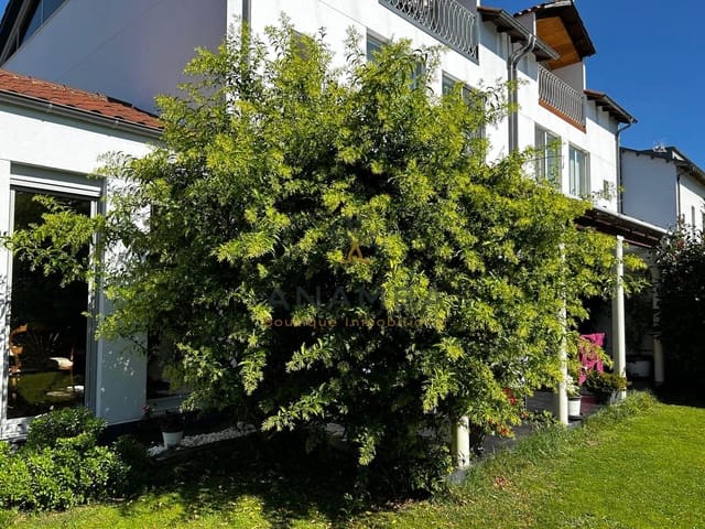 5 bedroom Semi-detached Villa for sale in Muros de Nalón with garage - € 578,000 (Ref: 9841149)