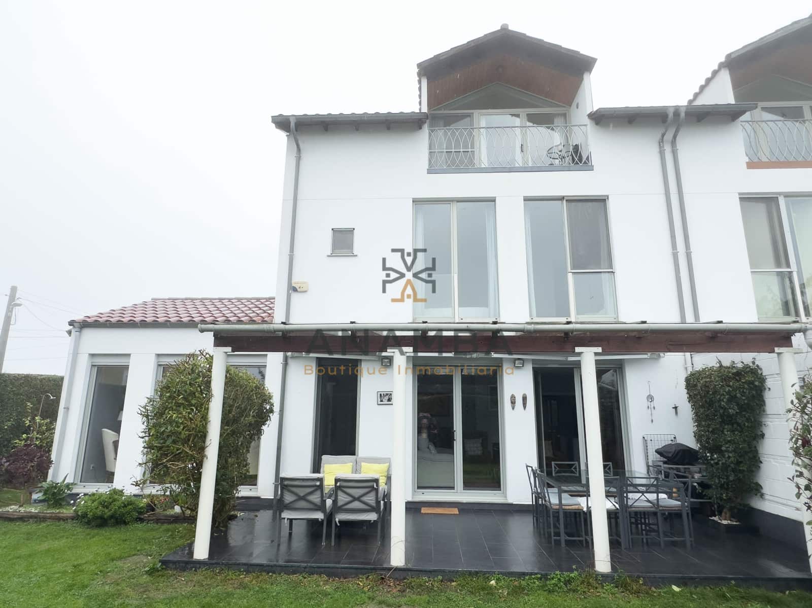 5 bedroom Semi-detached Villa for sale in Muros de Nalon with garage - € 578,000 (Ref: 9841149)