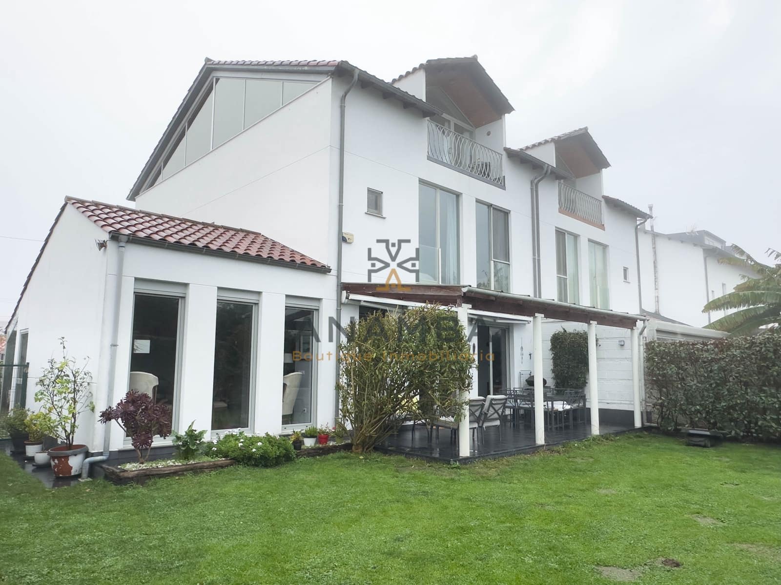 5 bedroom Semi-detached Villa for sale in Muros de Nalon with garage - € 578,000 (Ref: 9841149)