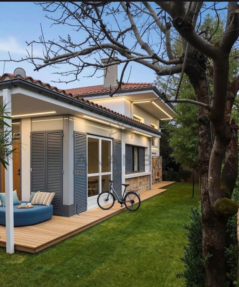 5 bedroom Townhouse for sale in Gijon with pool garage - € 620,000 (Ref: 9911357)