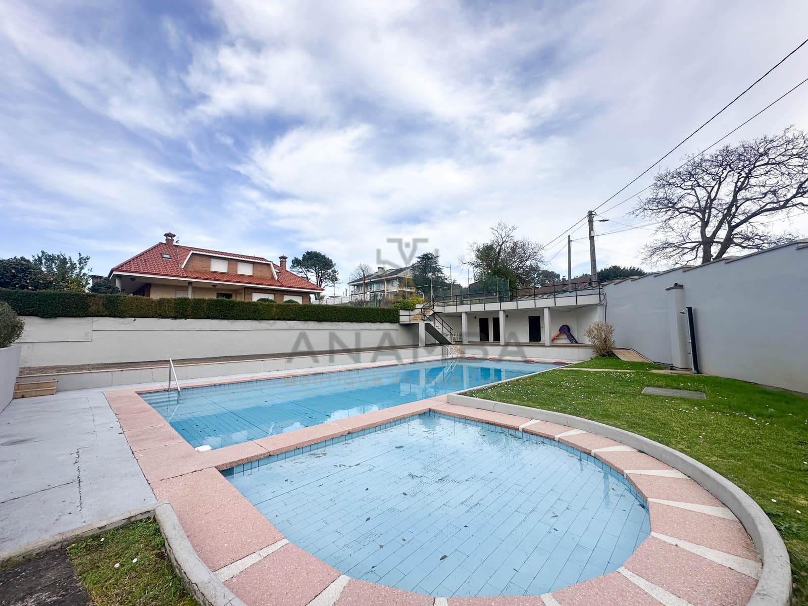 5 bedroom Townhouse for sale in Gijon with pool garage - € 620,000 (Ref: 9911357)