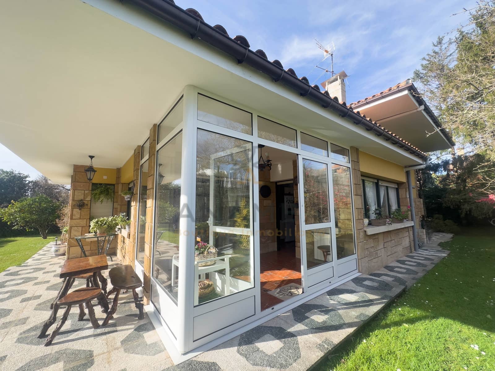 5 bedroom Townhouse for sale in Gijon with pool garage - € 620,000 (Ref: 9911357)
