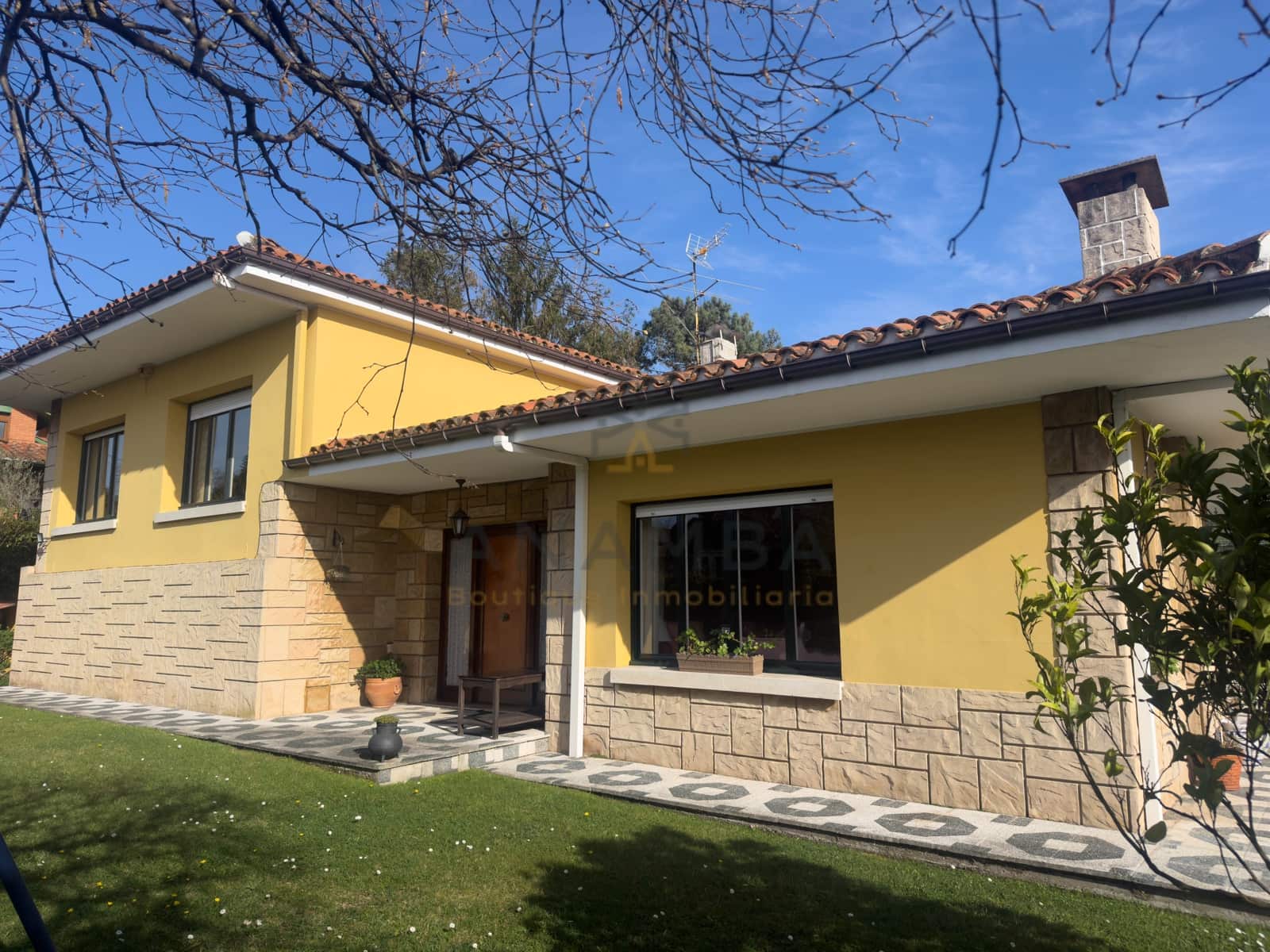 5 bedroom Townhouse for sale in Gijon with pool garage - € 620,000 (Ref: 9911357)