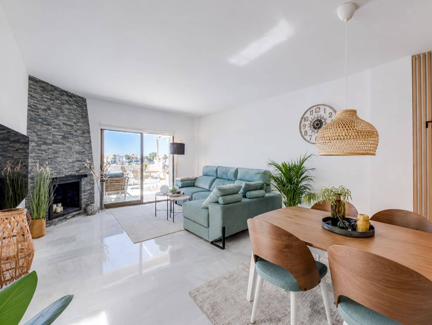Apartamento de 2 habitaciones en Calahonda en alquiler con piscina garaje - 1.950 € (Ref: 9927807)