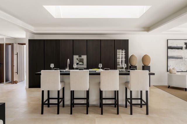 4 sypialnia Willa na sprzedaż w Los Naranjos, Marbella z basenem garażem - 4 995 000 € (Ref: 10033574)