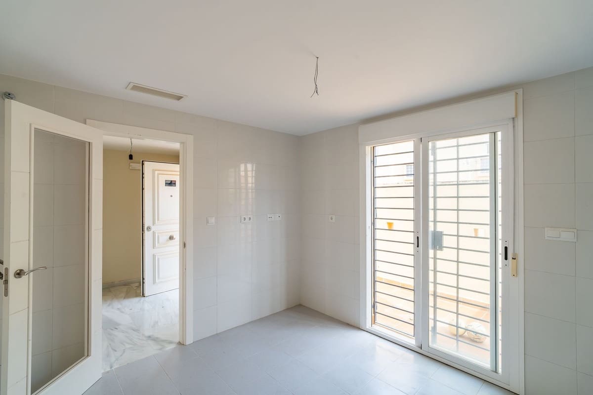 4 sypialnia Dom na sprzedaż w Calahonda z basenem garażem - 699 000 € (Ref: 10033576)