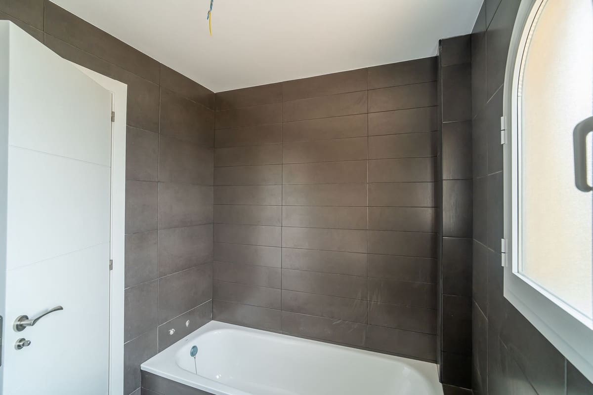 4 sypialnia Dom na sprzedaż w Calahonda z basenem garażem - 699 000 € (Ref: 10033576)