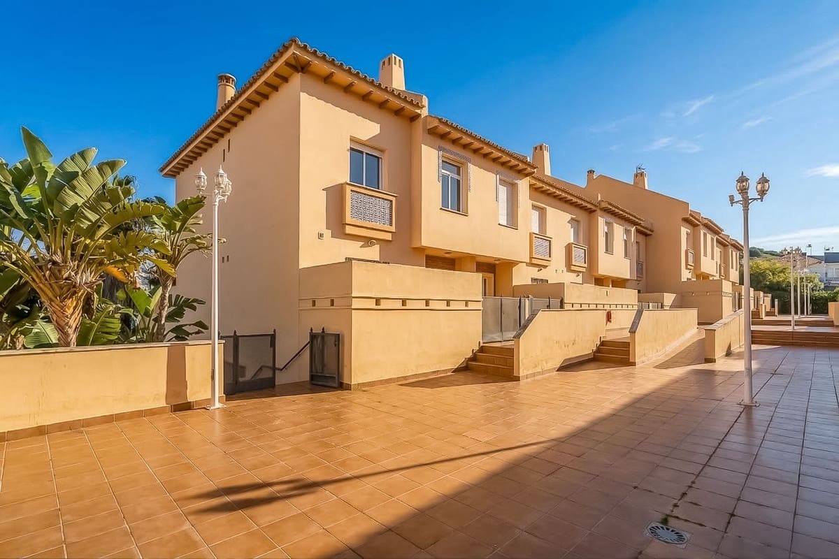 4 sypialnia Dom na sprzedaż w Calahonda z basenem garażem - 699 000 € (Ref: 10033576)