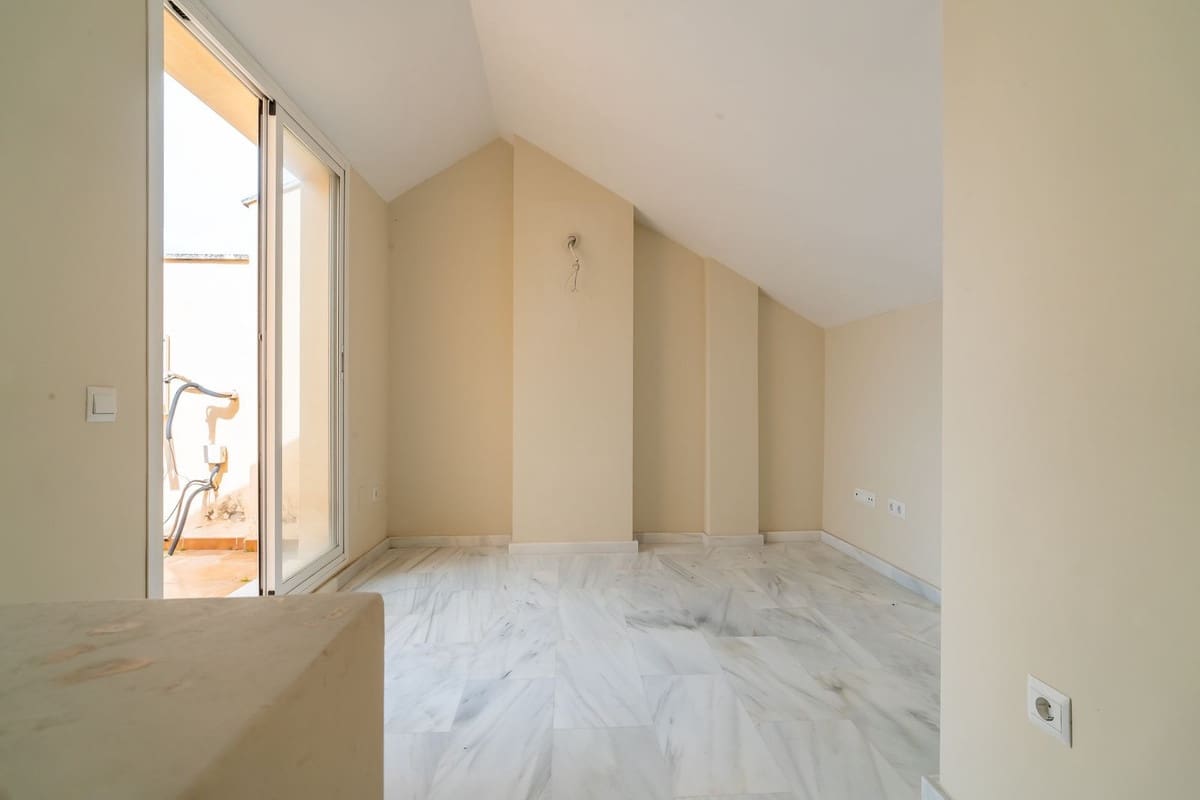 4 sypialnia Dom na sprzedaż w Calahonda z basenem garażem - 699 000 € (Ref: 10033576)