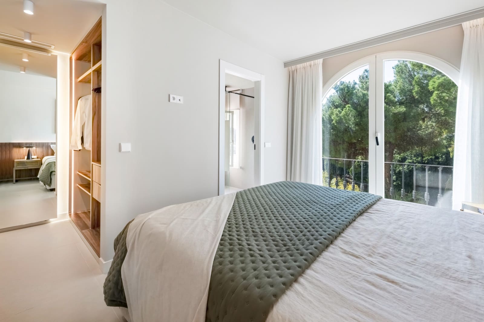 3 bedroom Apartment for sale in La Quinta with pool garage - € 799,000 (Ref: 10044645)