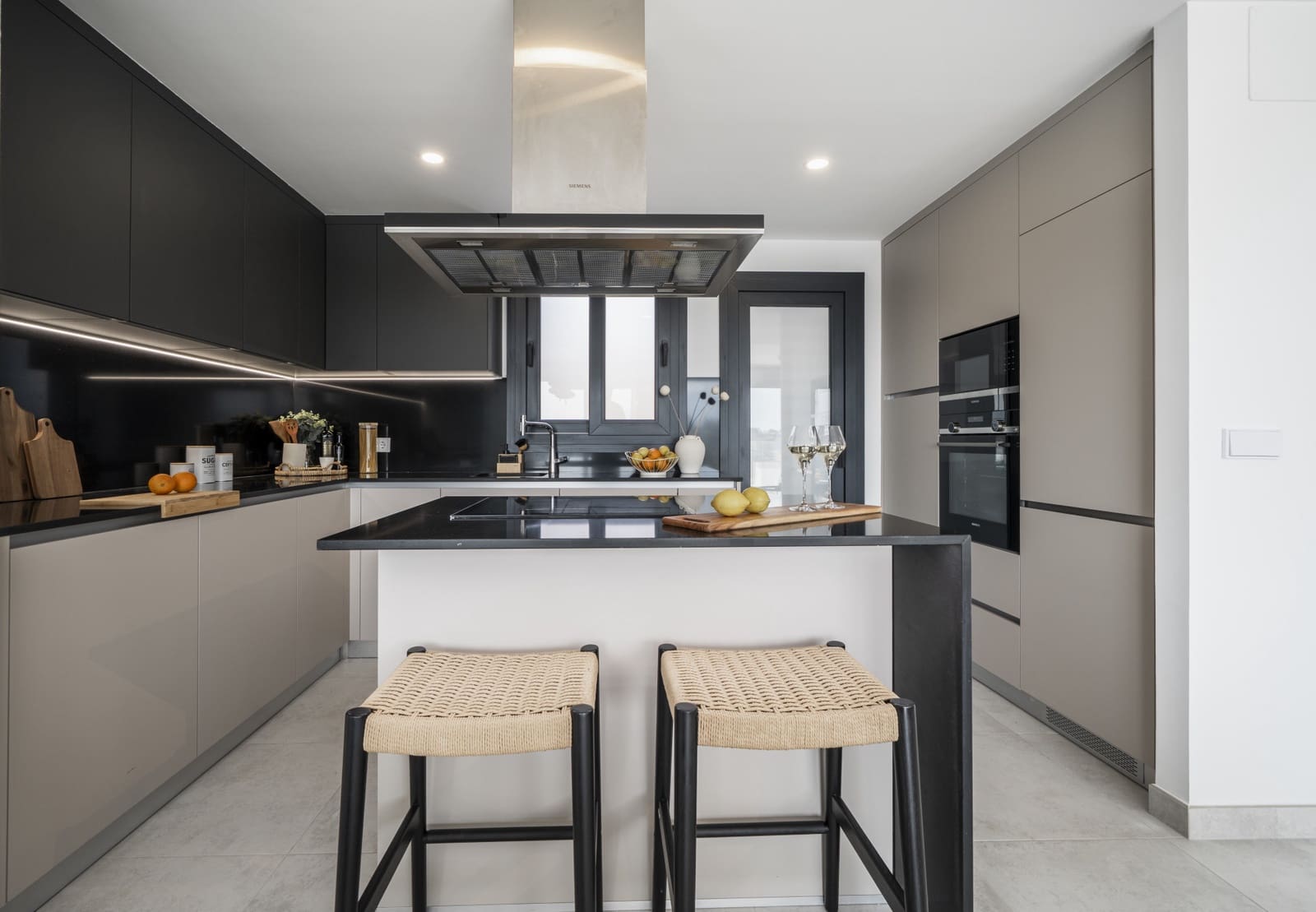 3 chambre Penthouse à vendre à Estepona avec piscine garage - 895 000 € (Ref: 10044646)