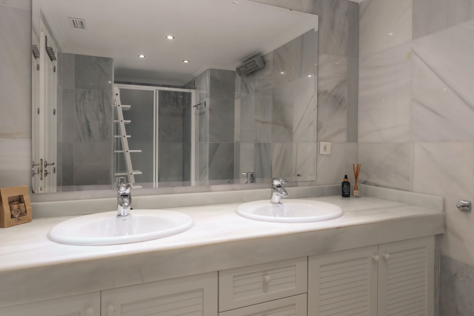2 bedroom Apartment for sale in Nueva Andalucia with pool garage - € 795,000 (Ref: 10044647)