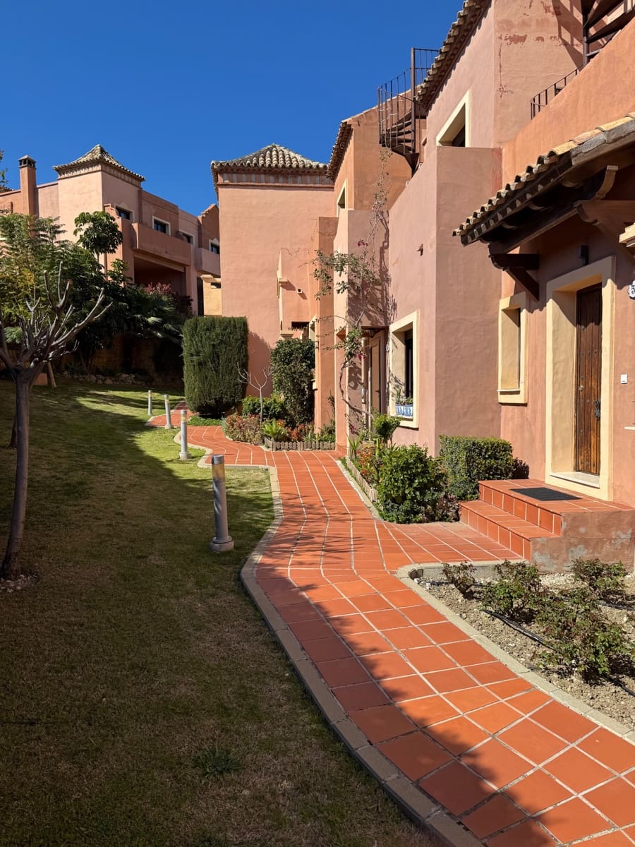 4 makuuhuone Omakotitalo myytävänä paikassa Estepona mukana uima-altaan 
autotalli - 665 000 € (Ref: 10044651)