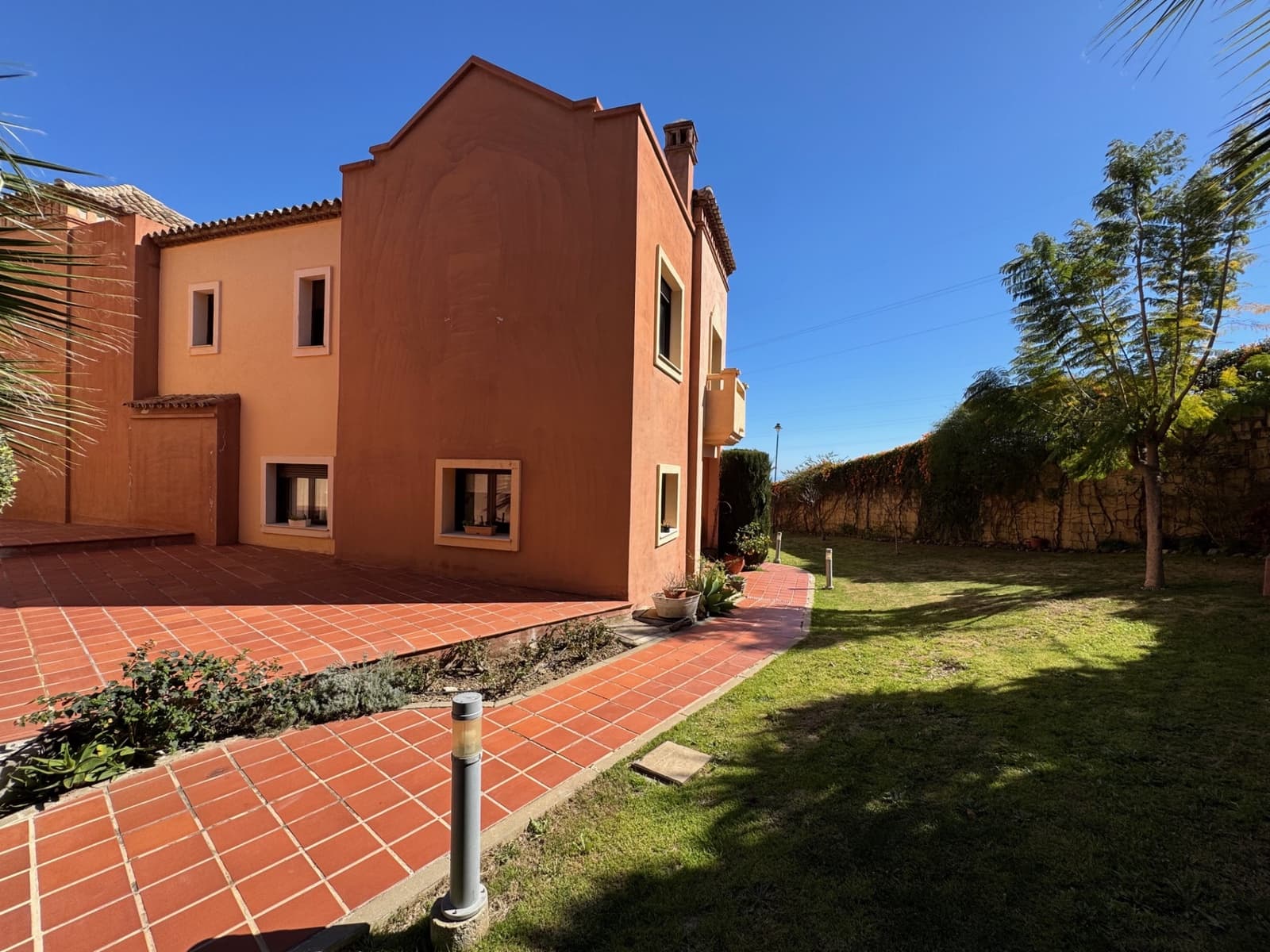 4 makuuhuone Omakotitalo myytävänä paikassa Estepona mukana uima-altaan 
autotalli - 665 000 € (Ref: 10044651)