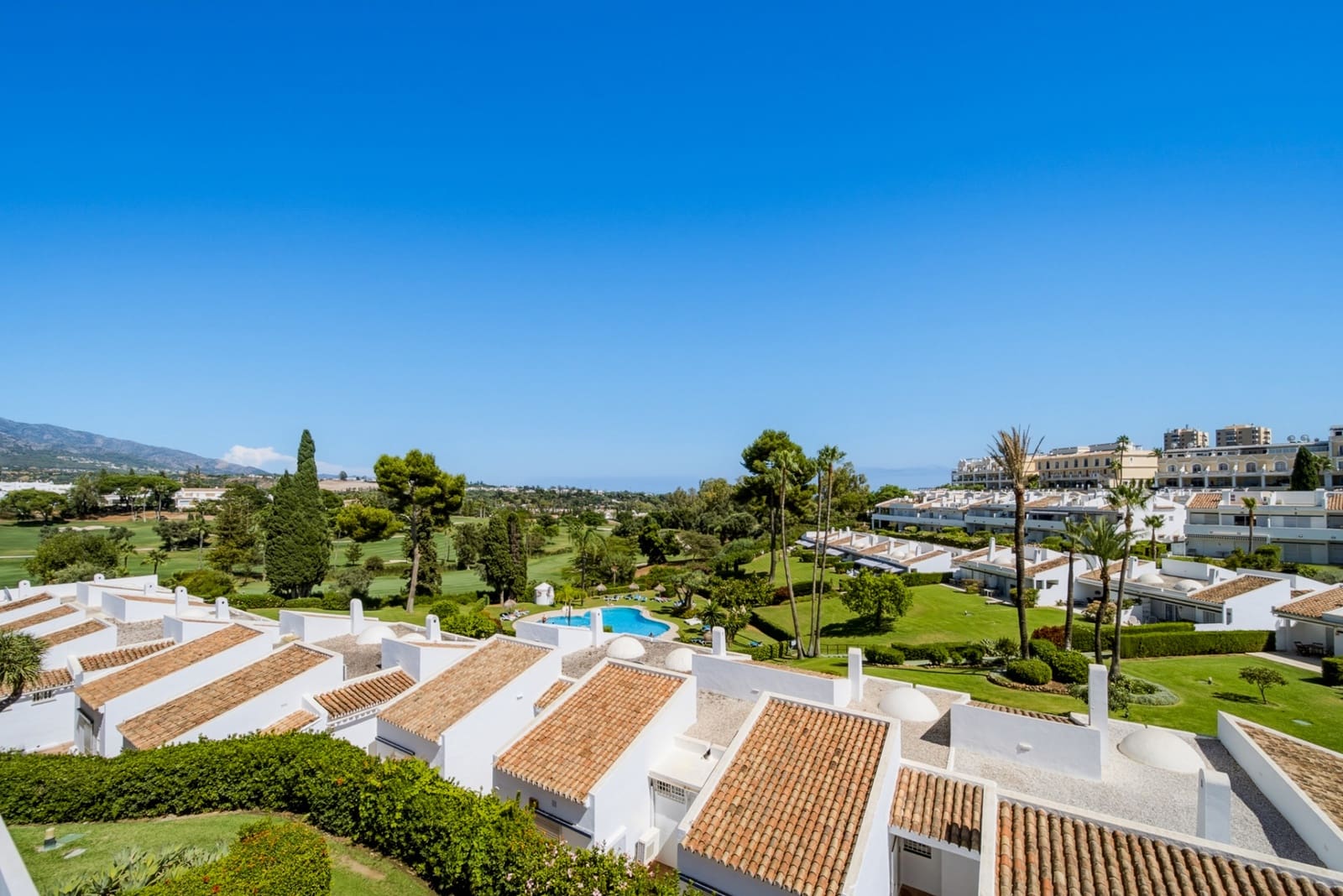 2 sypialnia Penthouse na sprzedaż w Marbella z basenem garażem - 945 000 € (Ref: 10044656)