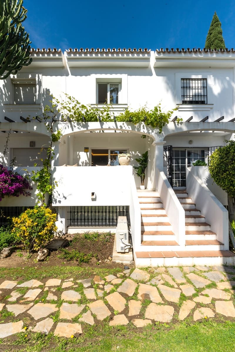 4 quarto Casa em Banda para venda em Nueva Andalucia com piscina garagem - 895 000 € (Ref: 10044663)