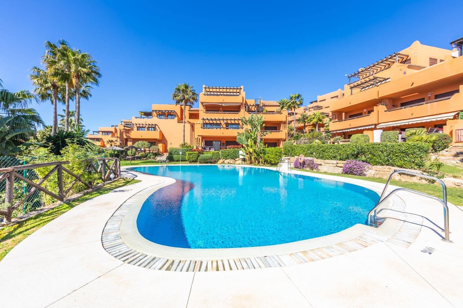 Apartamento de 2 habitaciones en El Padrón en venta con piscina garaje - 389.000 € (Ref: 10044680)